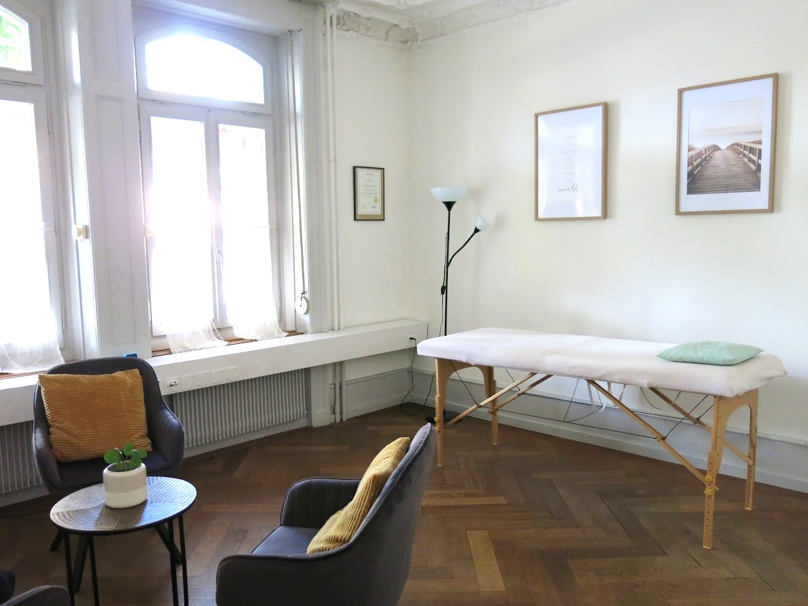 Reiki-Praxisraum in Bern mit Behandlungsliege, Sessel und lichtvoller Einrichtung