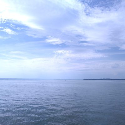 Weite über dem stillen See – Symbol für Reiki Fernbehandlung, Ruhe und Verbindung